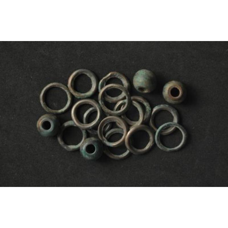 Groepje keltisch ringgeld en kralen, 600 BC. Bodemvondst