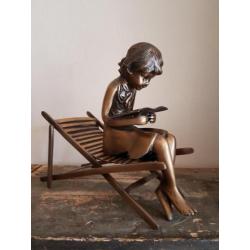 Bronzen beeld "lezend meisje op stoel"