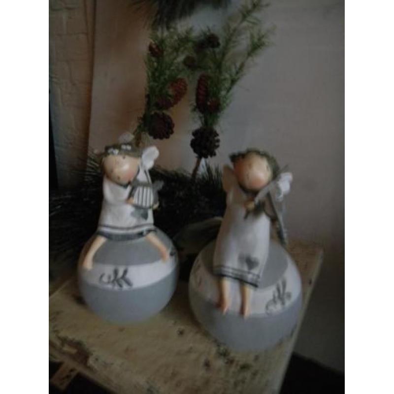 2 kerstengeltjes op bol een met harp en een met viool