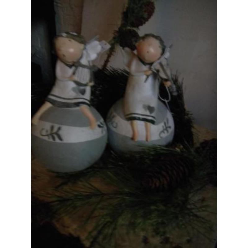 2 kerstengeltjes op bol een met harp en een met viool