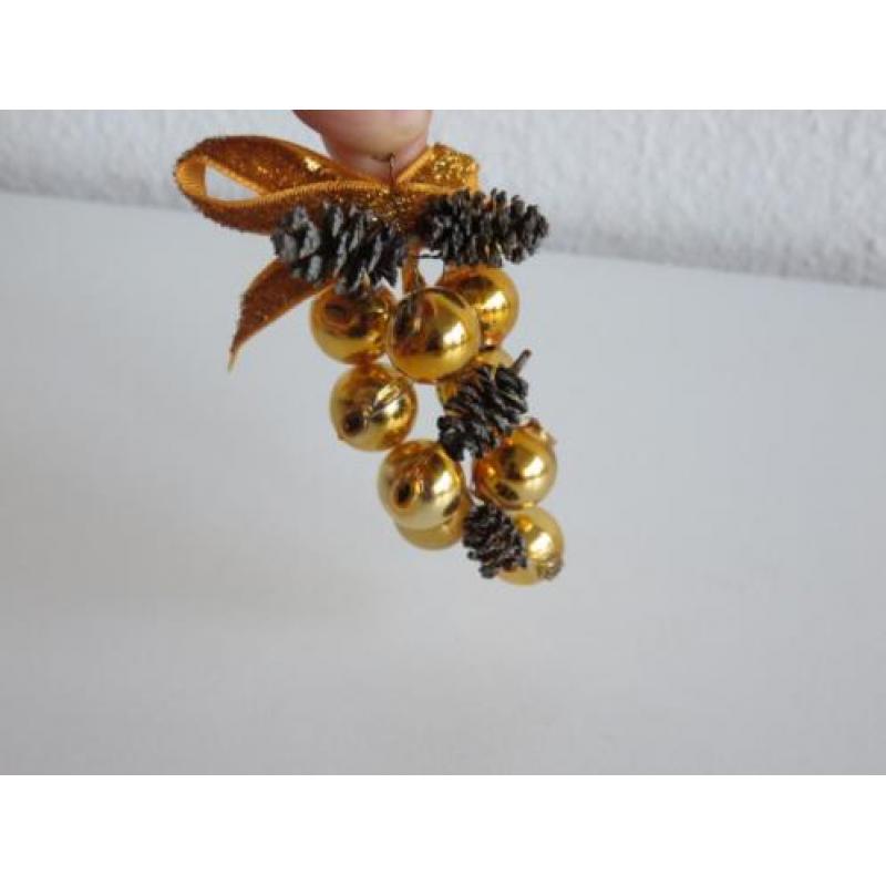 Trosjes met gouden besjes en mini dennenappeltjes, strikje