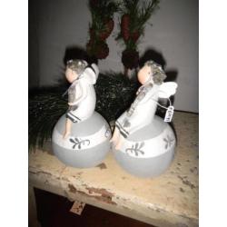 2 kerstengeltjes op bol een met harp en een met viool
