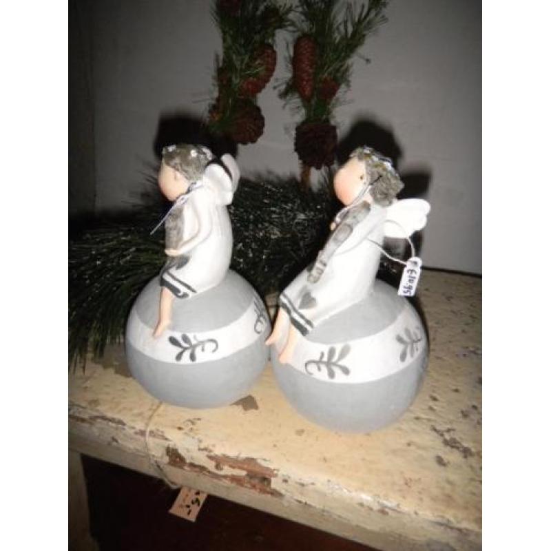 2 kerstengeltjes op bol een met harp en een met viool