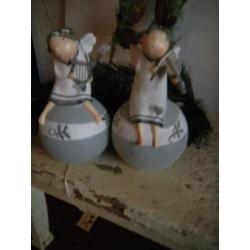 2 kerstengeltjes op bol een met harp en een met viool