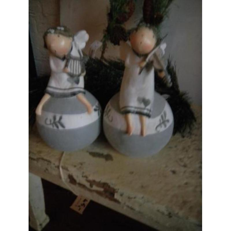 2 kerstengeltjes op bol een met harp en een met viool