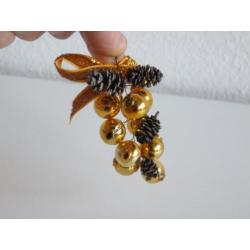 Trosjes met gouden besjes en mini dennenappeltjes, strikje