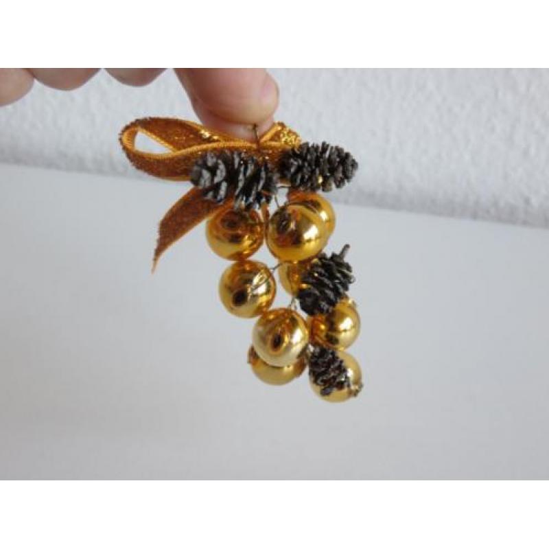 Trosjes met gouden besjes en mini dennenappeltjes, strikje