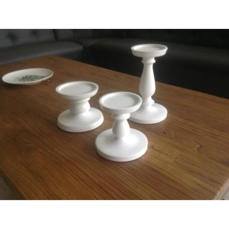 Drie mooie kandelaars in 3 maten wit- 21cm-13cm en 12 cm