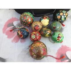 43 exclusieve handgeschilderde kerstballen rond 10 en 6 cm