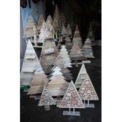 Houten kerstdecoraties en bomen