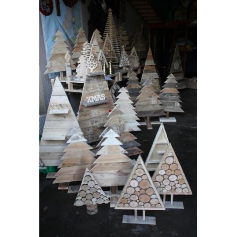 Houten kerstdecoraties en bomen