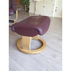 2 rood leren fauteuils met voetenbankje