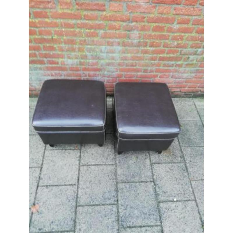 2 dezelfde krukjes / footstool bruin skai