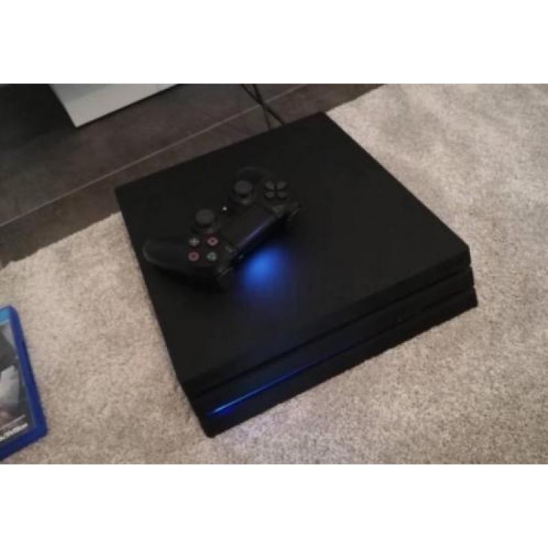 PlayStation 4 pro 1 TB 2 games 1 console