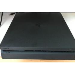 Playstation 4 Slim 1 TB, 2 controllers en Plants vs Zombies