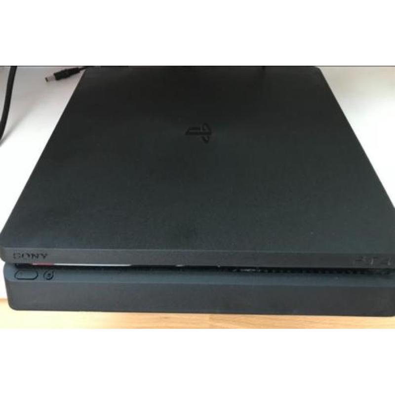 Playstation 4 Slim 1 TB, 2 controllers en Plants vs Zombies