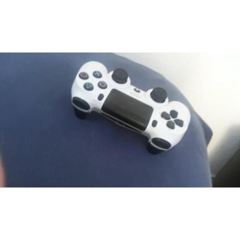 Playstation 4 zo goed als nieuw met accoiris